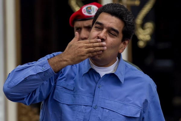 El presidente de Venezuela Nicolás Maduro saluda a su llegada a un acto de gobiernoen el Palacio de Miraflores.