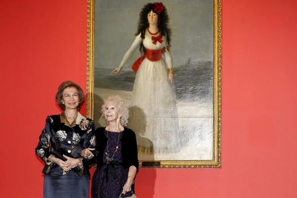 2012, de la Duquesa de Alba, Cayetana Fitz-James Stuart y Silva, acompañada de la reina Sofía,ante el cuadro 
