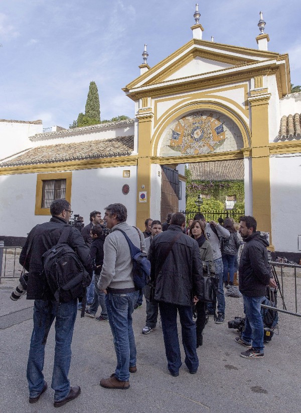 Periodistas y curiosos ante el Palacio de Dueñas en Sevilla.