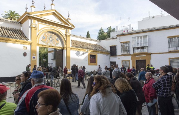 Periodistas y curiosos ante el Palacio de Dueñas en Sevilla.