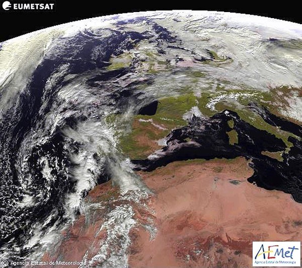 Imagen tomada por el satélite Meteosat para la Agencia Estatal de Meteorología (Aemet) que prevé para mañana, viernes, chubascos localmente fuertes en Canarias, con posibilidad de que sean localmente muy fuertes en las islas orientales y en Tenerife.