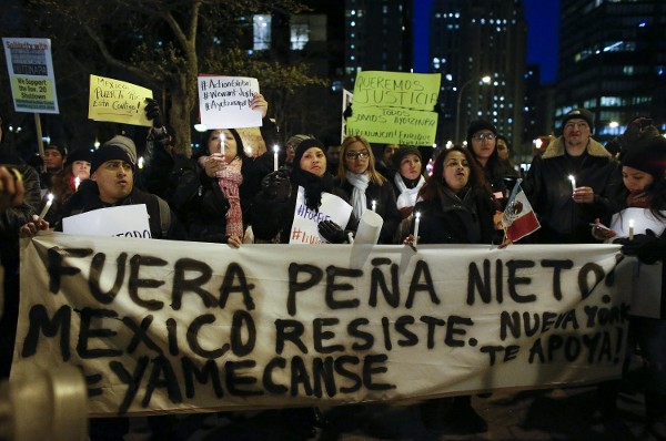 Activistas mexicanos participan en una manifestación en protesta por la desaparición de 43 estudiantes de Ayotzinapa (México) el jueves 20 de noviembre.