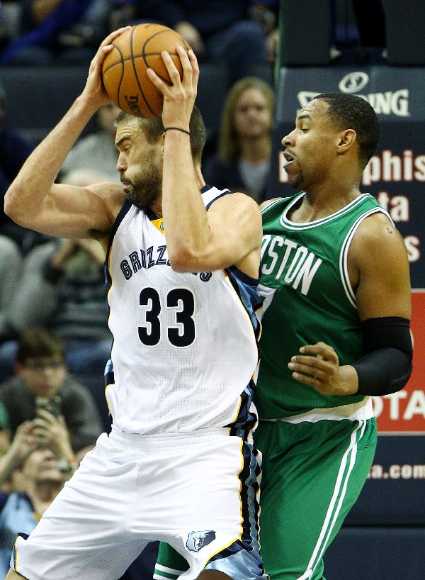Marc Gasol (i) de Memphis Grizzlies disputa el balón con Jared Sullinger (d) de Boston Celtics.