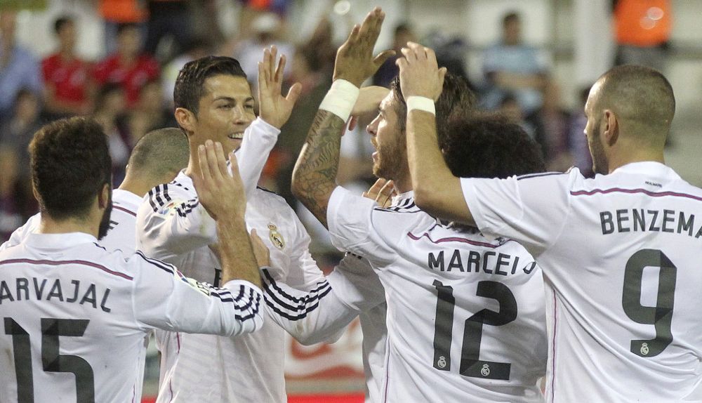 Cristiano Ronaldo (2i) celebra con sus compañeros el gol.
