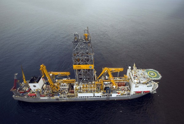 Fotografía facilitada por Repsol del Rowan Renaissance, el buque que la empresa utiliza para las prospecciones en busca de petróleo en Sandía, en aguas próximas a Canarias.