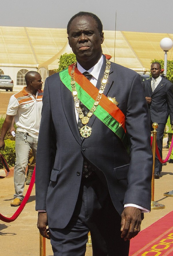 Michel Kafando revisa una guardia de honor después de jurar como presidente transicional de Burkina Faso.