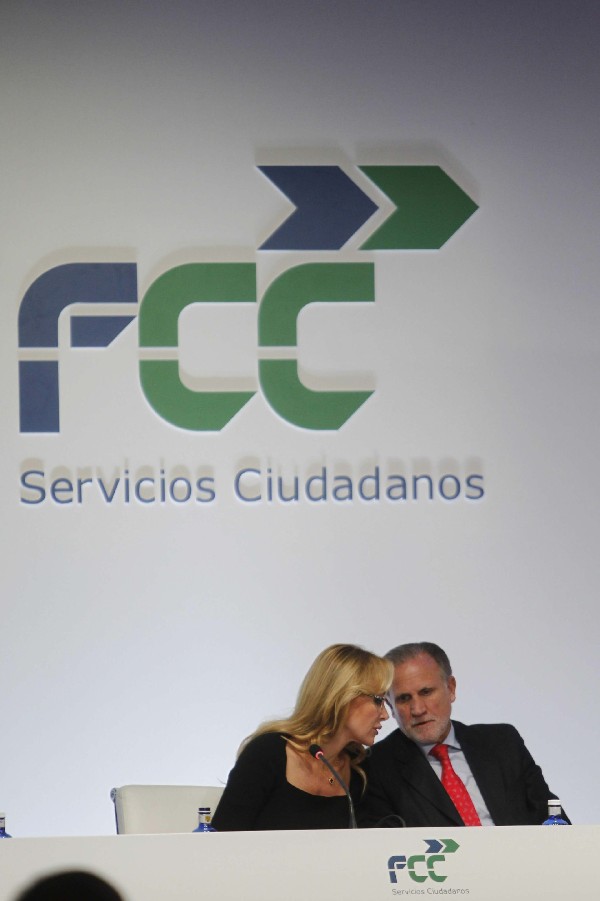 La presidenta de FCC, Esther Alcocer Koplowitz (i); y el secretario general, Felipe García (d), durante la junta extraordinaria de accionistas de FCC.