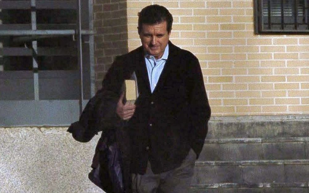 2014), del exministro y expresidente de Baleares, Jaume Matas, en el momento de abandonar el módulo de régimen abierto del centro penitenciario de Segovia.