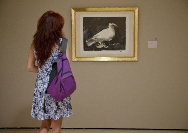 Un mujer observa la fotolitografía de Picasso titulada 