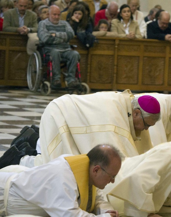 El arzobispo de Granada, Francisco Javier Martínez, se postró ayer ante el altar mayor de la Catedral de Granada para pedir perdón por los 