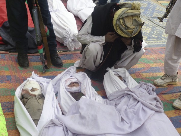 Un hombre llora junto a los cadáveres de varios niños tras el ataque suicida perpetrado ayer durante un partido de voleibol en la provincia de Paktika, sureste de Afganistán, hoy, lunes 24 de noviembre de 2104. 