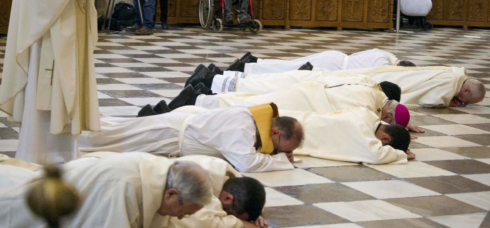 El arzobispo de Granada, Francisco Javier Martínez,(5i) se ha postrado hoy ante el altar mayor de la Catedral de Granada para pedir perdón por los 