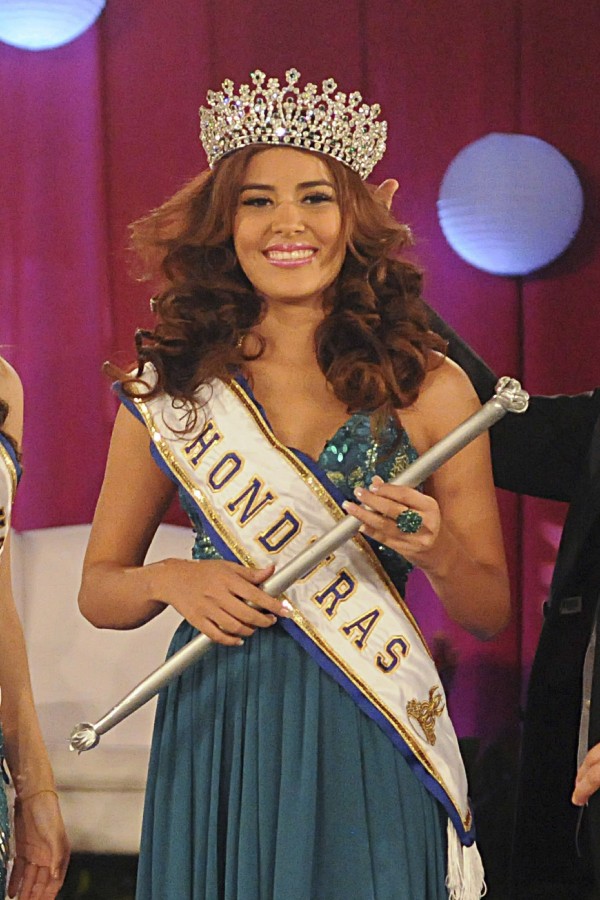 Fotografía del 26 de abril de 2014 de la coronación de la candidata de Honduras a Miss Mundo 2014.