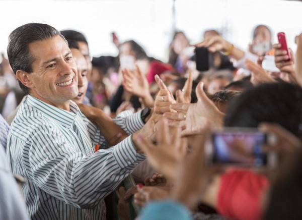 Fotografía cedida que muestra al presidente de México, Enrique Peña Nieto (i), mientras saluda a varios asistentes el martes 25 de noviembre de 2014, durante la conmemoración del Día Internacional de la Eliminación de la Violencia contra la Mujer, en la ciudad mexicana de Pachuca.