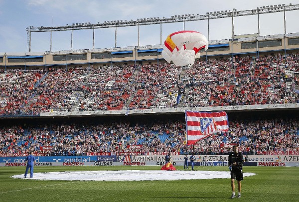 Paracaídistas del Ejército del Aire descienden sobre el estadio Vicente Calderón en el homenaje que se rindió al Atlético Aviación, denominación del Atlético de Madrid entre 1939 y 1947, de cuya fundación se cumplen 75 años, antes del inicio de un encuentro entre el equipo rojiblanco y el Espanyol.