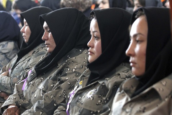 Varias soldados afganas participan en un acto por el Día Internacional para la Erradicación de la Violencia Machista en Herat (Afganistán) ayer, martes 25 de noviembre de 2014.