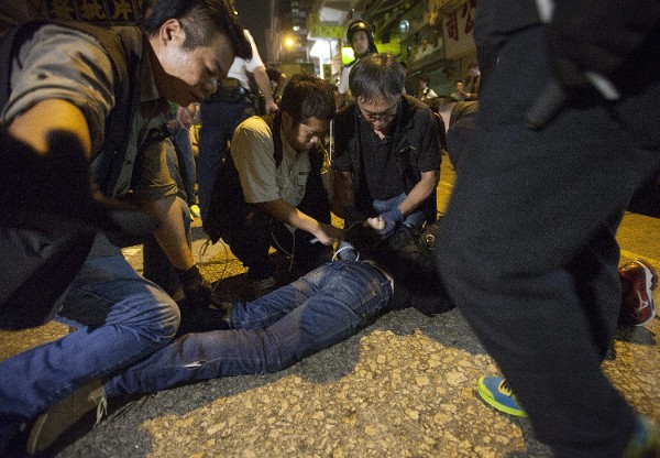 Policías de Hong Kong durante un operativo para arrestar manifestantes pro-democracia y desalojar la zona de Mong Kong, en Hong Kong (China) el martes 25 de noviembre de 2014. 