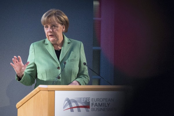 La Canciller alemana Angela Merkel da un discurso durante la reunión de Empresarios Europeos celebrada en Berlín, Alemania el 25 de noviembre de 2014.