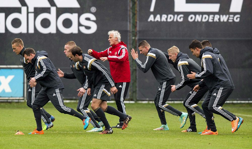 El entrenador del Feyenoord Fred Rutten (c) dirige un entrenamiento.