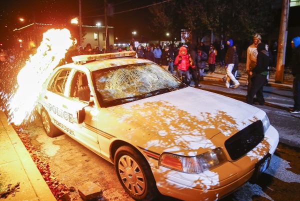 Una bomba incendiaria es lanzada contra un coche de policía ante el edificio del ayuntamiento en Ferguson.