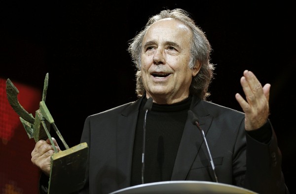 El cantautor Joan Manuel Serrat recoge el premio Ondas por su trayectoria musical, durante la gala de entrega de los galardones en el Gran Teatro del Liceo de Barcelona.