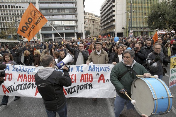 Un grupo de manifestantes sostiene pancartas durante una protesta en Atenas (Grecia), hoy, jueves 27 de noviembre de 2014. 