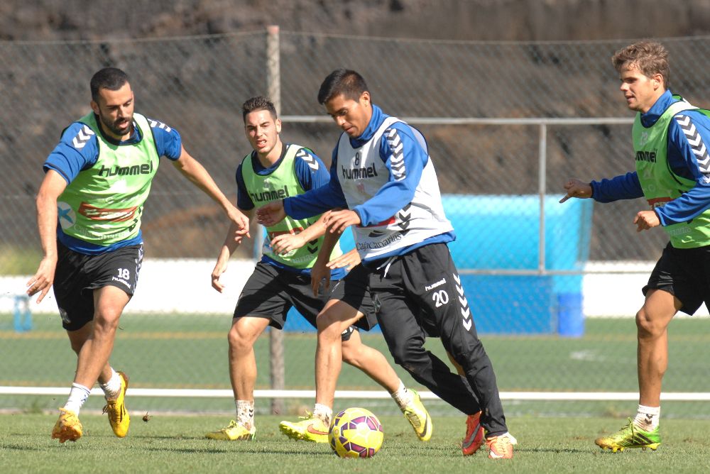 Los jugadores del Tenerife durante el entrenamiento de hoy.