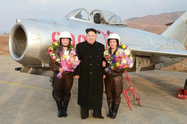 Fotografía sin fechar cedida por el Rodong Sinmun, el periódico del gobernante Partido del Trabajo de Corea, hoy, jueves 27 de noviembre de 2014, que muestra al líder norcoreano Kim Jong-un mientras posa para una fotografía con las primeras mujeres pilotos de aviones de combate de Corea del Norte, en una locación desconocida de este país.