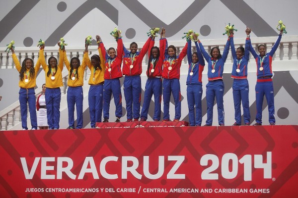 (De izquierda a derecha) Los equipos de la prueba de relevos 4 x100 femenino, de Colombia (plata), Venezuela (oro) y Cuba (bronce) posan en el podio el viernes 28 de noviembre de 2014.