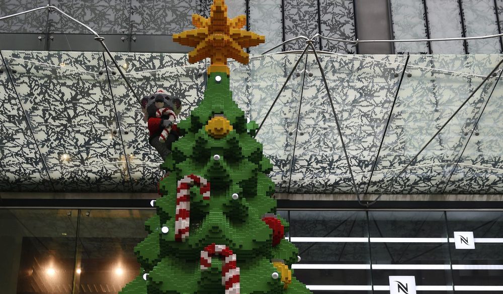 Un árbol de navidad construido con lego adorna un centro comercial en Sídney (Australia).