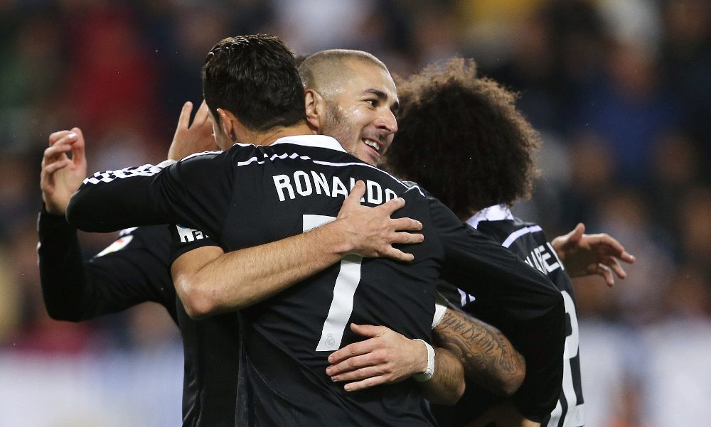 Karim Benzemá es felicitado por sus compañeros.