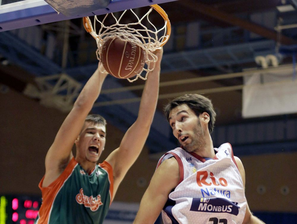 El pívot del Baloncesto Sevilla Willy Hernangómez (i) realiza un mate.
