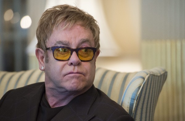 El cantante británico Elton John ayuda a través de la Fundación Elton John a los enfermos de sida.
