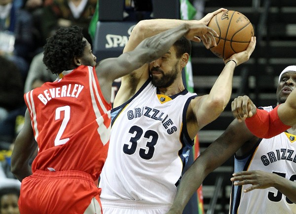 Patrick Beverley (i) de los Houston Rockets en acción ante el español Marc Gasol (d) de los Memphis Grizzlies.