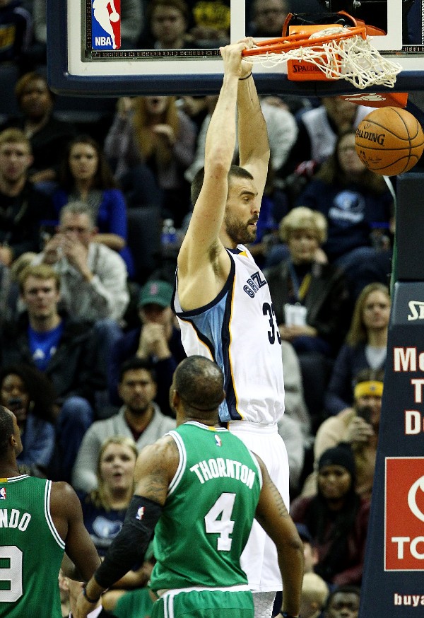 Marc Gasol de Memphis Grizzlies convierte una cesta ante Boston Celtics, durante un partido de la NBA en el FedExForum de Memphis, Tennessee (EEUU).