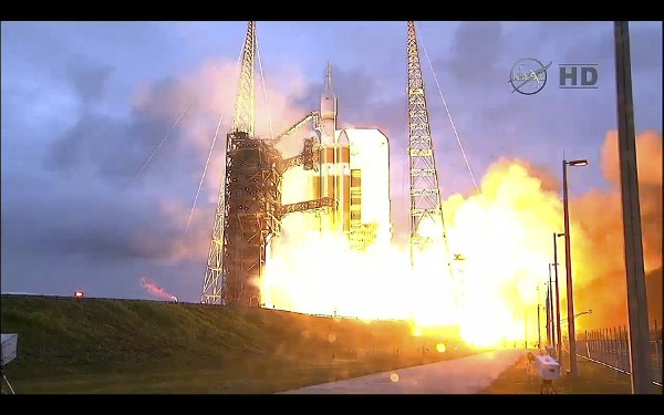 Captura tomada de NASA TV que muestra el lanzamiento de la cápsula Orion, a bordo del cohete Delta IV.