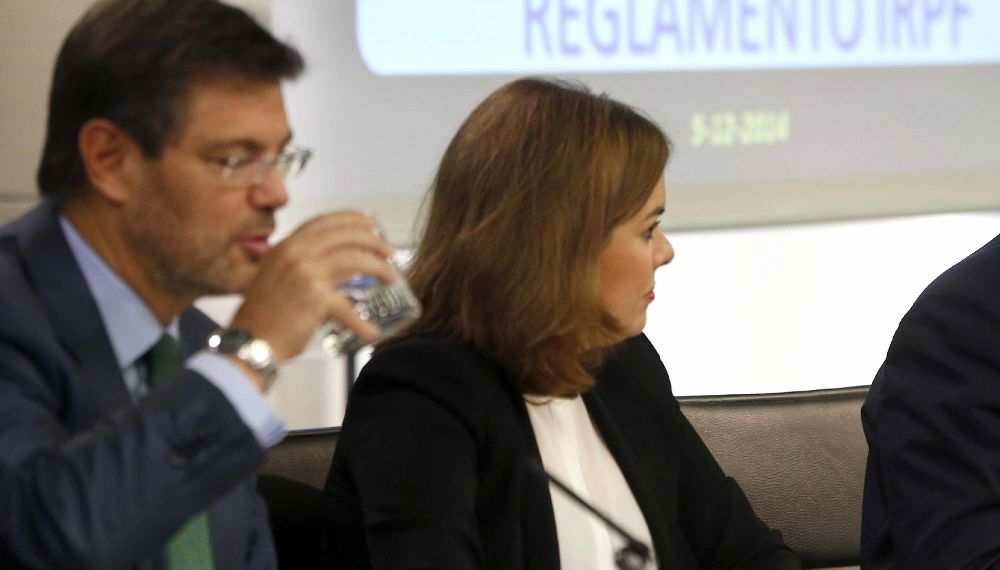 La vicepresidenta del Gobierno, Soraya Sáenz de Santamaría, y el ministro de Justicia, Rafael Catalá durante la rueda de prensa posterior al Consejo de Ministros, hoy en La Moncloa.
