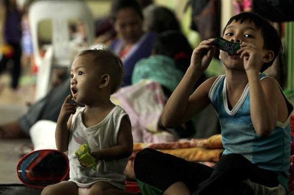 Niños filipinos desplazados.