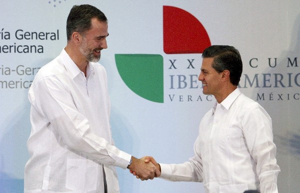 El Rey Felipe VI y el presidente de México, Peña Nieto (d) durante el acto de clausura del X Encuentro Empresarial Iberoamericano, que se celebra en la ciudad mexicana de Veracruz, en el marco de la XXIV Cumbre Iberoamericana.
