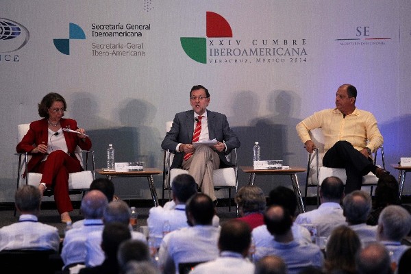 La secretaria general iberoamericana Rebeca Grynspan (i), el presidente del Gobierno español, Mariano Rajoy (c), y el presidente de Costa Rica, Luis Guillermo Solís (d), participan el domingo 7 de diciembre de 2014, en el 