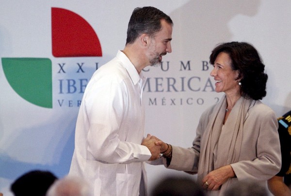 El Rey Felipe VI saluda a Ana Patricia Botin, presidenta del Banco Santander, durante su participación en la clausura del X Encuentro Empresarial Iberoamericano.