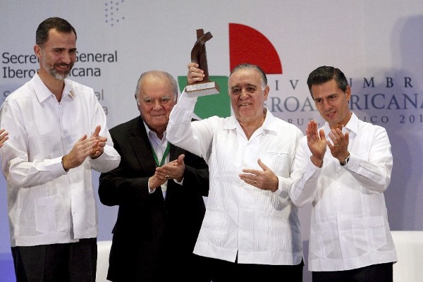 El presidente del Consejo Empresarial Mexicano de Comercio Exterior, Valentin Diez Morodo (2d), tras recibir el premio 