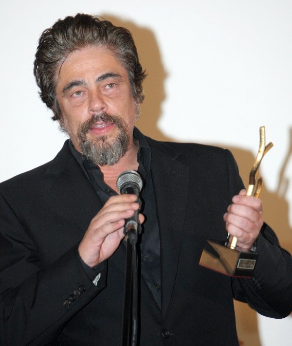 Benicio del Toro habla después de recibir el premio ''Coral de honor''.
