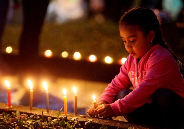 Una niña enciende velas durante la tradicional 'Noche de las Velitas'.