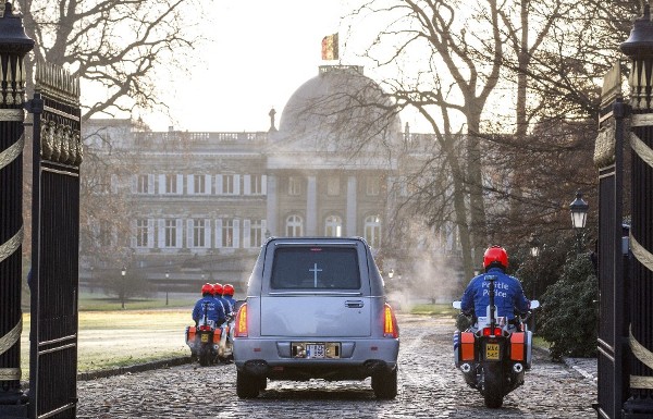 El coche fúnebre que transporta los restos mortales de la reina Fabiola de Bélgica accede al Castillo Laeken en Bruselas (Bélgica) hoy, lunes 8 de diciembre de 2014. 