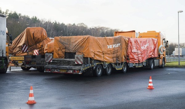 Varios camiones que transportan piezas del fuselaje del avión de pasajeros del vuelo MH17, accidentado en Ucrania, aparcados en un área de descanso cerca de Hannover (Alemania) hoy, lunes 8 de diciembre de 2014.