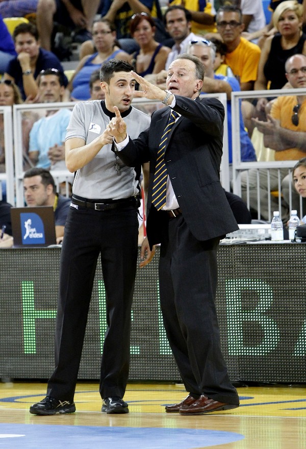El entrenador del Herbalife Gran Canaria, Aito García Reneses (d), discute con uno de los árbitros durante el partido frente al Unicaja correspondiente a la cuarta jornada de la Liga ACB.