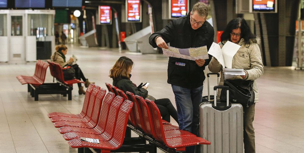Turistas miran un mapa en la estación de trenes del sur de Bruselas (Bélgica).