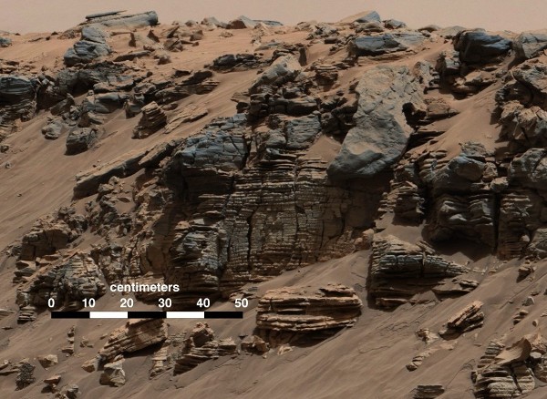 Fotografía del 7 de agosto de 2014 cedida por la NASA y tomada por Mast Camera de Curiosity de la NASA, que muestra un terreno típico que deja un lago en Marte. 