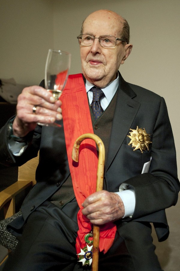 El centenario director de cine portugués Manoel de Oliveira brinda tras ser condecorado con la Legión de Honor del estado francés durante una ceremonia celebrada en la Fundación Serralves en Oporto, Portugal el martes 9 de diciembre de 2014. 